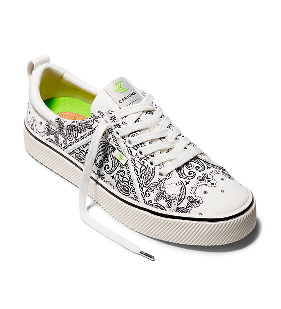 Mens leisure shoes Cariuma OCA Low Off-White Bandana Canvas Sneaker