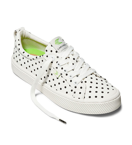 Dámské volnočasové boty Cariuma OCA Low White Canvas Black Polka Dots Sneaker