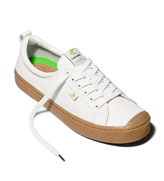 Mens leisure shoes Cariuma OCA Low Gum Off-White Canvas Sneaker
