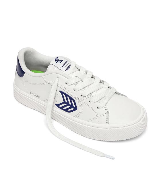 Womens leisure shoes Cariuma SALVAS White Leather Bright Navy Logo Sneaker