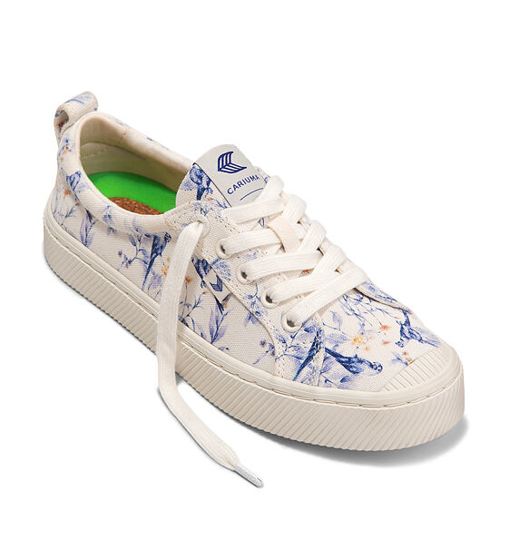 Mens leisure shoes Cariuma OCA Low White Spectrum Blue Parrot Print Canvas Sneaker